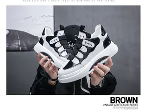Detailansicht von High-Top-Sneakern in Blockfarben mit Klettverschluss und Air-Sohle