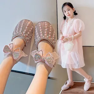 Elegante rosa Prinzessinnenschuhe für Mädchen mit Perlen und Schleifen für den Sommer.