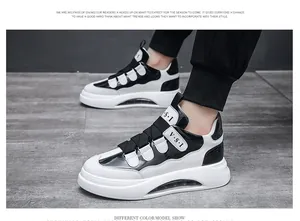 Nahaufnahme von Colorblock-Chunky-Sneakern mit Klettverschluss und Luftpolstersohle.