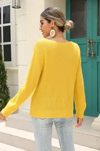 Vue arrière détaillée d'un pull en maille jaune vif à manches longues avec ourlet côtelé