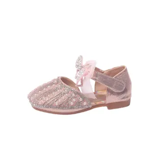 Elegante rosa Prinzessinnenschuhe für Mädchen mit glitzernden Strasssteinen, Perlen und Schleife.