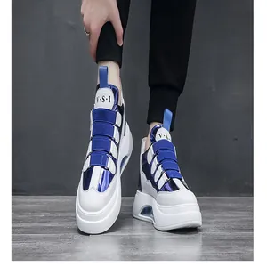 Nahaufnahme blau-weißer High-Top-Sneaker mit Klettverschluss und Luftkissensohle