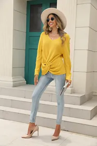 Pull en maille jaune élégant avec col en V et détail torsadé, parfait pour l'automne