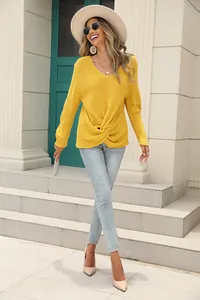 Pull en tricot jaune à col en V avec un nœud torsadé chic et une texture côtelée élégante