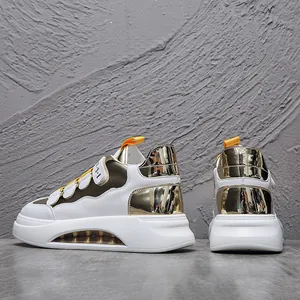 Detailansicht goldener Sneaker mit dicker Plattform-Luftkissensohle von hinten und der Seite