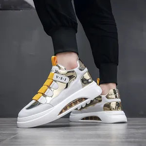 Detailansicht von High-Top-Sneakern mit goldmetallic Einsätzen und gelben Klettriemen.