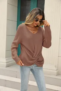 Femme portant un élégant pull en tricot marron à col en V avec détail torsadé à l'extérieur