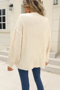 Vue arrière d'un pull en maille côtelée crème avec des manches lanternes élégantes.