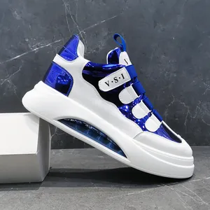 Seitenansicht des High-Top-Sneakers mit blauen Metallic-Einsätzen und Luftpolster.