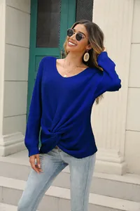 Gros plan d'un pull en maille bleu à col en V avec un détail de torsion élégant à l'avant