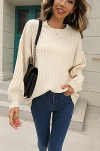 Vue détaillée d'un pull en maille côtelée beige sur un mannequin avec un sac noir pour l'automne