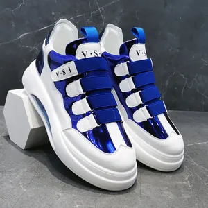 Detailaufnahme trendiger High-Top-Sneaker mit blauen Metallic-Einsätzen und Klettverschluss.