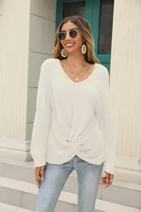 Élégant pull en maille blanc à col en V avec détail torsadé à l'avant et manches longues.