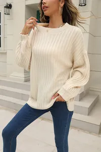 Gros plan détaillé d'un pull en maille côtelée pour femme de couleur crème douce