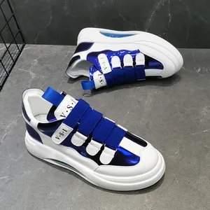 Modische Plateausneaker in Blau und Weiß mit Klettverschluss und Luftpolstersohle