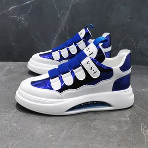 Seitenansicht modischer blau-weißer Sneaker mit Klettverschluss und Luftpolstersohle