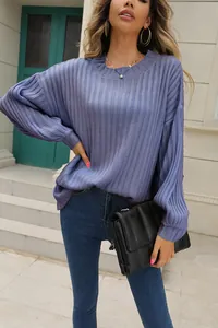 Vue détaillée d'un pull en maille côtelée violette avec coupe ample et col rond.