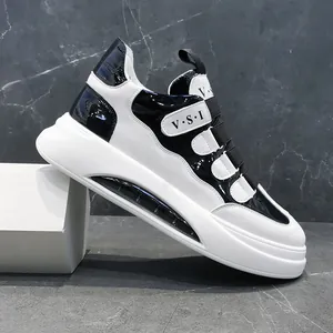 Detailansicht schwarz-weißer Chunky-Sneaker mit Luftpolster und Klettverschluss.