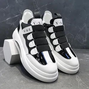 Detailaufnahme von schwarz-weißen High-Top-Sneakern mit Luftpolstersohle und Klettverschluss.