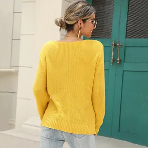 Vue arrière élégante d'un pull en tricot jaune vif à col en V pour femme, mode d'automne cosy
