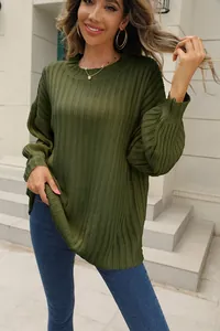 Détail d'un pull en maille côtelée vert olive pour femme, style mode d'hiver élégant.