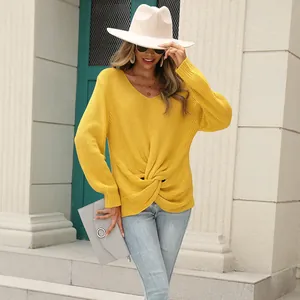 Élégant pull en maille jaune à col en V pour femme avec détail torsadé sur le devant.
