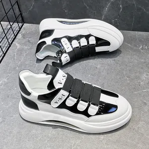 Detailansicht der schwarz-weißen Sneaker mit Klettverschluss und klobiger Luftpolstersohle