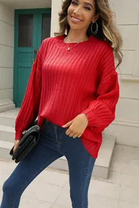 Gros plan d'un pull en maille côtelée rouge élégant avec un col rond classique