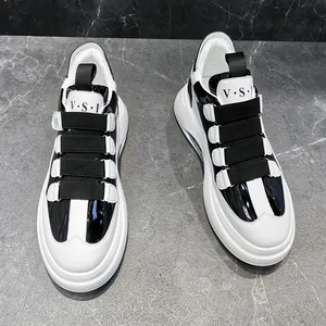 Nahaufnahme von schwarz-weißen High-Top-Sneakern mit Klettverschlüssen und VSI-Logo
