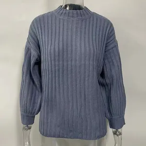Détail d'un pull en maille côtelée gris-bleu à col rond pour la mode féminine d'hiver