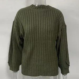Pull femme en maille côtelée vert militaire avec col rond et manches longues