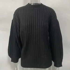 Gros plan sur la texture en maille côtelée verticale noire d'un pull pour femme