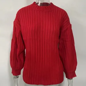 Vue détaillée de la texture en maille côtelée rouge d'un pull à col rond