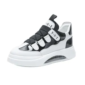 Stylische schwarz-weiße High-Top-Sneaker mit dicker Luftkissensohle und Blockdesign