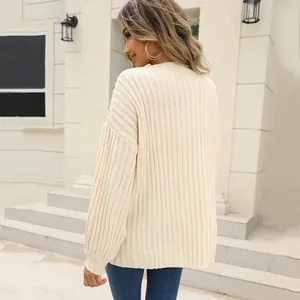 Chic pull en maille côtelée beige pour femme, parfait pour la mode d'automne et d'hiver