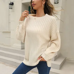 Élégant pull en maille côtelée crème pour femme, idéal pour un style de vie décontracté