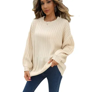 Pull élégant en maille côtelée beige pour femme, idéal pour la mode automne et hiver.