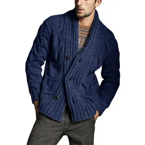 Nahaufnahme des groben Herren-Strickcardigans in Marineblau für kühle Herbsttage
