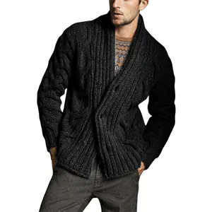 Schwarzer Herren-Grobstrick-Cardigan mit Schalkragen und Zopfmuster in der Detailansicht