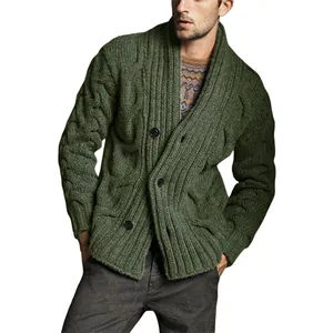 Detailaufnahme eines olivgrünen Herren-Strick-Cardigans mit Schalkragen und Knöpfen