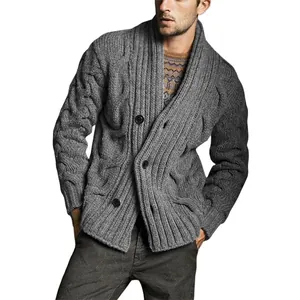 Detaillierte Ansicht einer grauen Herren-Strickjacke mit Schalkragen und Zopfmuster