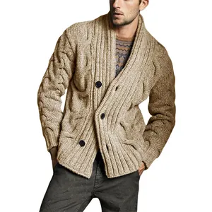 Detailansicht der groben Herren-Strickjacke mit Zopfmuster in Khaki mit Knöpfen.