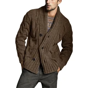 Detailansicht der braunen Strickjacke für Herren mit Schalkragen und schwarzen Knöpfen