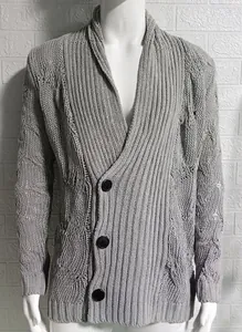 Detailansicht eines grauen Zopfstrick-Cardigans mit Distressed-Effekt und Knöpfen.
