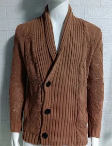 Detailaufnahme eines braunen Strickkardigans mit Schalkragen und großen schwarzen Knöpfen.