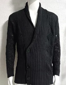 Detailansicht der schwarzen Herren-Strickjacke mit Schalkragen und Knöpfen