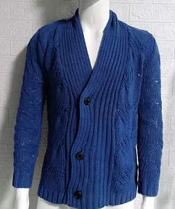 Detailaufnahme einer blauen Herrenstrickjacke mit Zopfmuster und Knopfverschluss