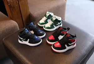 Trois paires de baskets montantes colorées pour enfants présentées sur un banc texturé