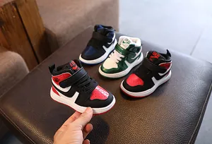 Vue détaillée de baskets montantes pour enfants en plusieurs couleurs avec velcro.