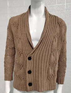 Detail eines braunen Strick-Cardigans mit Schalkragen und schwarzen Knöpfen